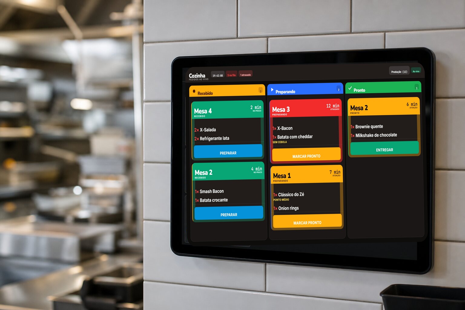 KDS AZMenu na cozinha com pedidos por mesa